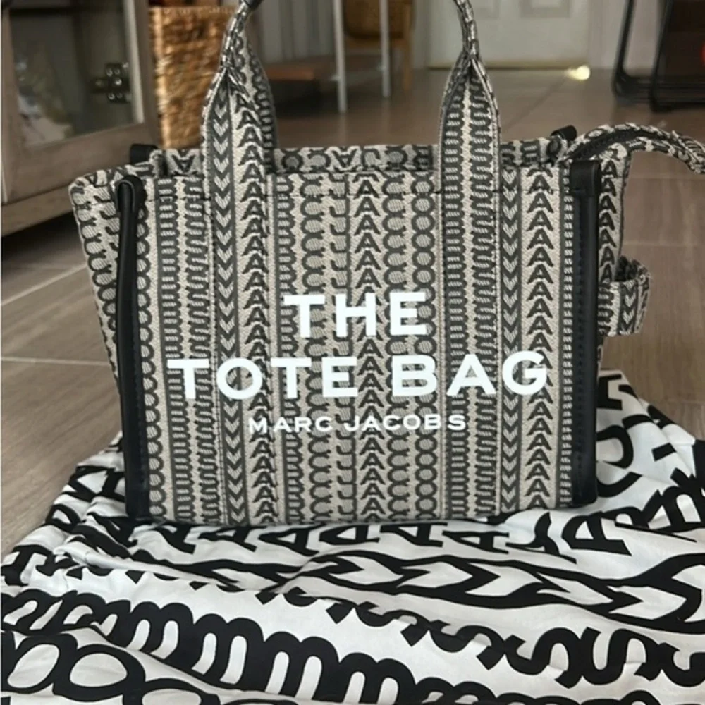 MARC JACOBS THE TOTE BAG MEDIUM TOTE SPECIAL PRINT NWT - Picture 1 of 7